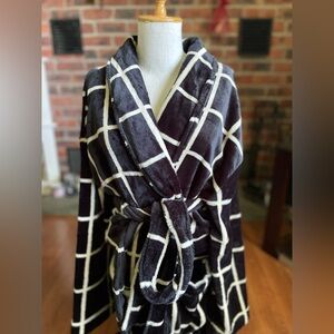 Black And White Windowpane Plaid Fleece bathrobe BRAND NEW